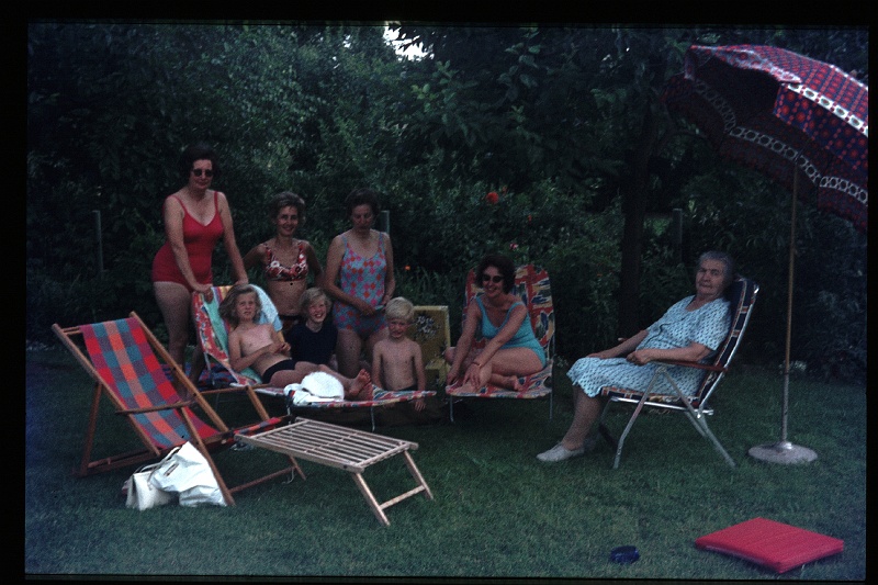 26.Regensburg jul 1971 Omi,Ilse,Mama,Brigitte,Marion,Peter.JPG